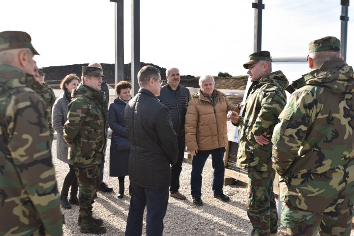 ( FOTO) O tabără militară se construieşte în localitatea Băcioi. Lucrările au început deja. Precizările făcute de Ministrul Apărării