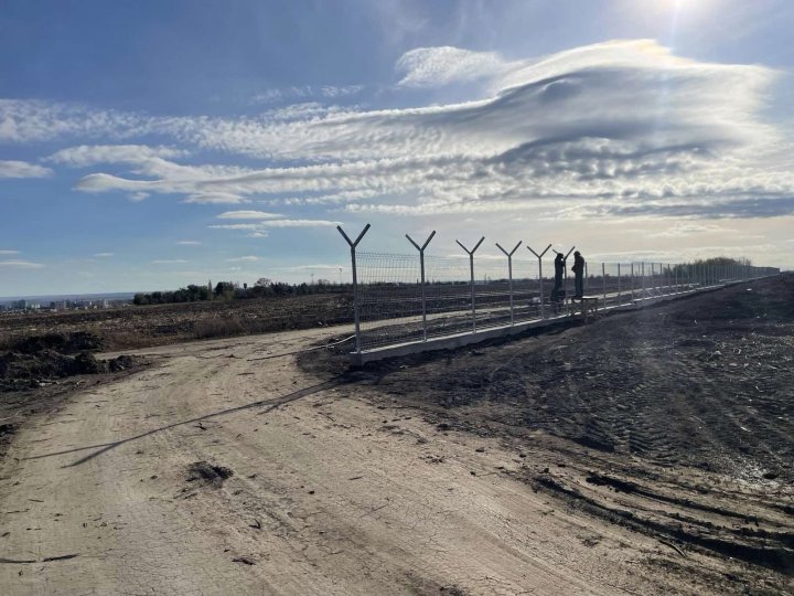 ( FOTO) O tabără militară se construieşte în localitatea Băcioi. Lucrările au început deja. Precizările făcute de Ministrul Apărării