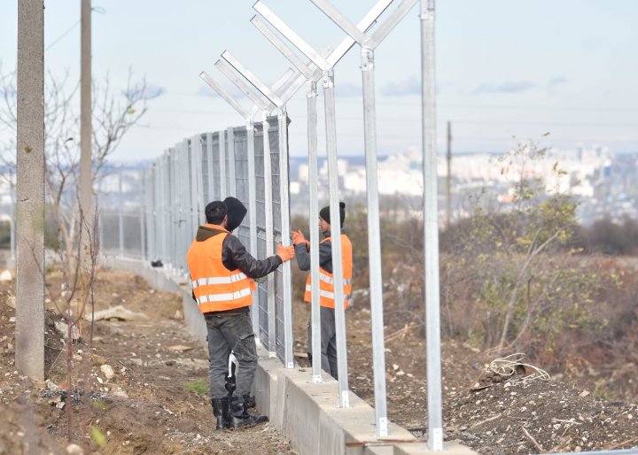 ( FOTO) O tabără militară se construieşte în localitatea Băcioi. Lucrările au început deja. Precizările făcute de Ministrul Apărării