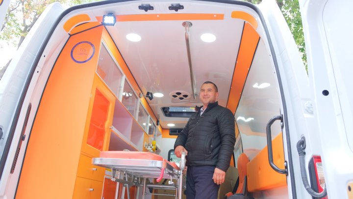 Nouă ambulanţe, distribuite spitalelor din ţară. Vezi în ce raioane au ajuns vehiculele (FOTO)