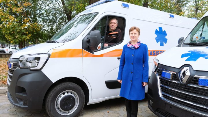 Nouă ambulanţe, distribuite spitalelor din ţară. Vezi în ce raioane au ajuns vehiculele (FOTO)