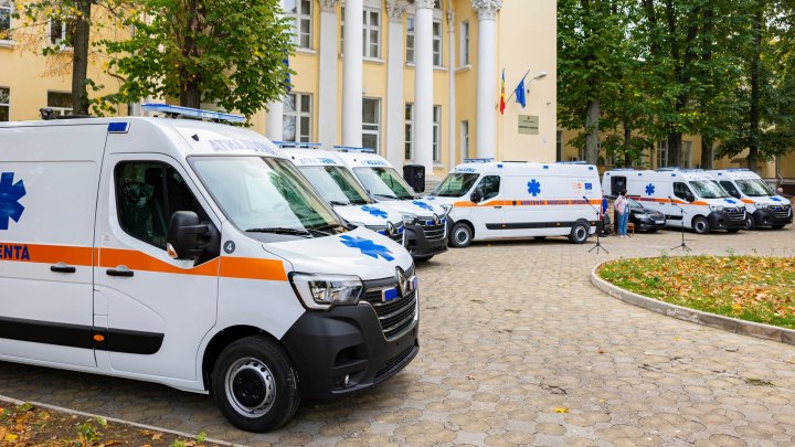 Nouă ambulanţe, distribuite spitalelor din ţară. Vezi în ce raioane au ajuns vehiculele (FOTO)