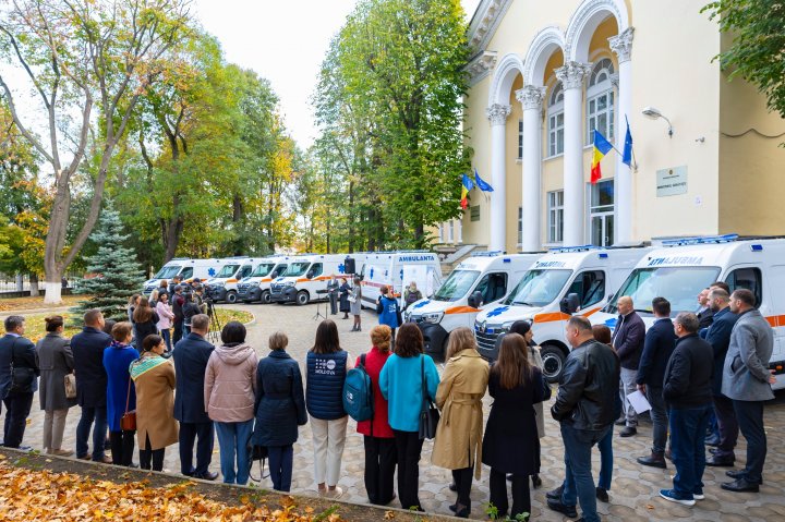 Nouă ambulanţe, distribuite spitalelor din ţară. Vezi în ce raioane au ajuns vehiculele (FOTO)