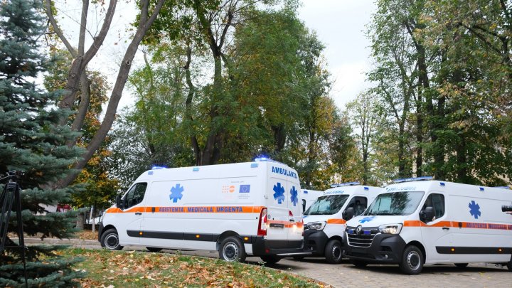 Nouă ambulanţe, distribuite spitalelor din ţară. Vezi în ce raioane au ajuns vehiculele (FOTO)