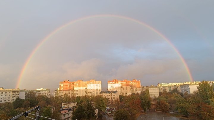 IMAGINI SPECTACULOASE, surprinse în Capitală! Un curcubeu dublu s-a format în toată splendoarea pe cerul înnorat  