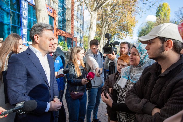 (GALERIE FOTO) Moldovenii reveniţi acasă din calea războiului, copleşiţi de emoţii: Am avut o speranță că va fi bine. Suntem în afara pericolului acum