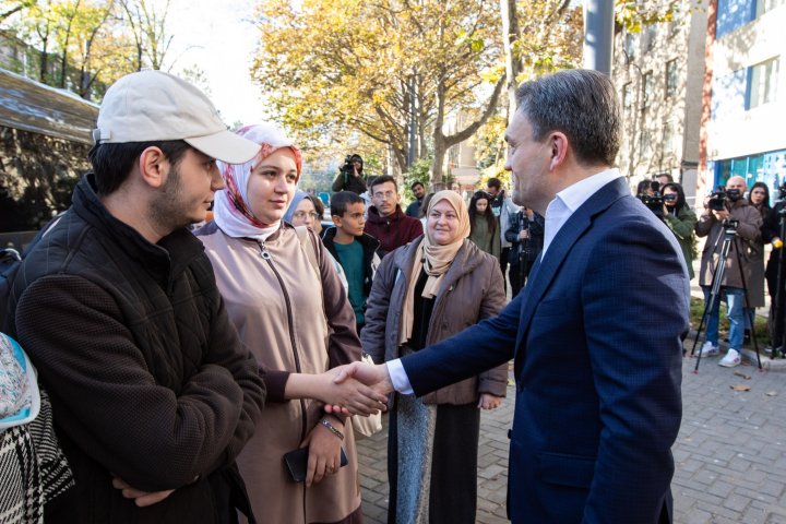 (GALERIE FOTO) Moldovenii reveniţi acasă din calea războiului, copleşiţi de emoţii: Am avut o speranță că va fi bine. Suntem în afara pericolului acum