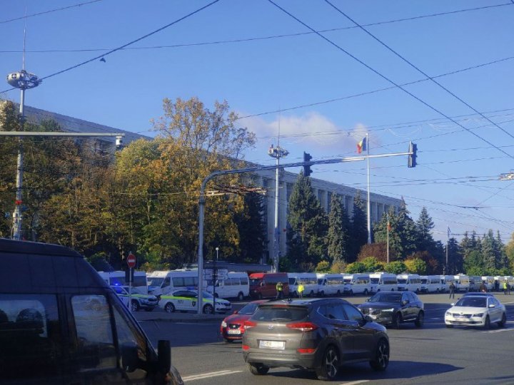 Protest la Guvern. Nemulţumirea care i-a scos în stradă pe circa 200 de transportatori. Reacţia ministrului Spînu