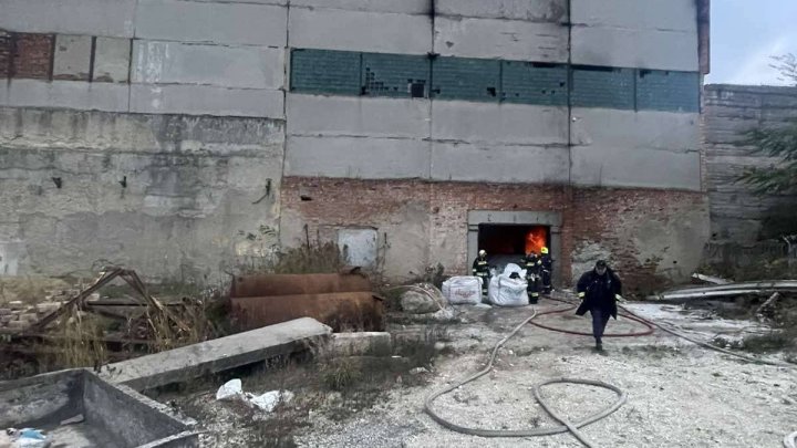 (FOTO) Detalii privind incendiul de la fosta fabrică de cărămidă din Bălţi. IGSU spune care este cauza izbucnirii flăcărilor