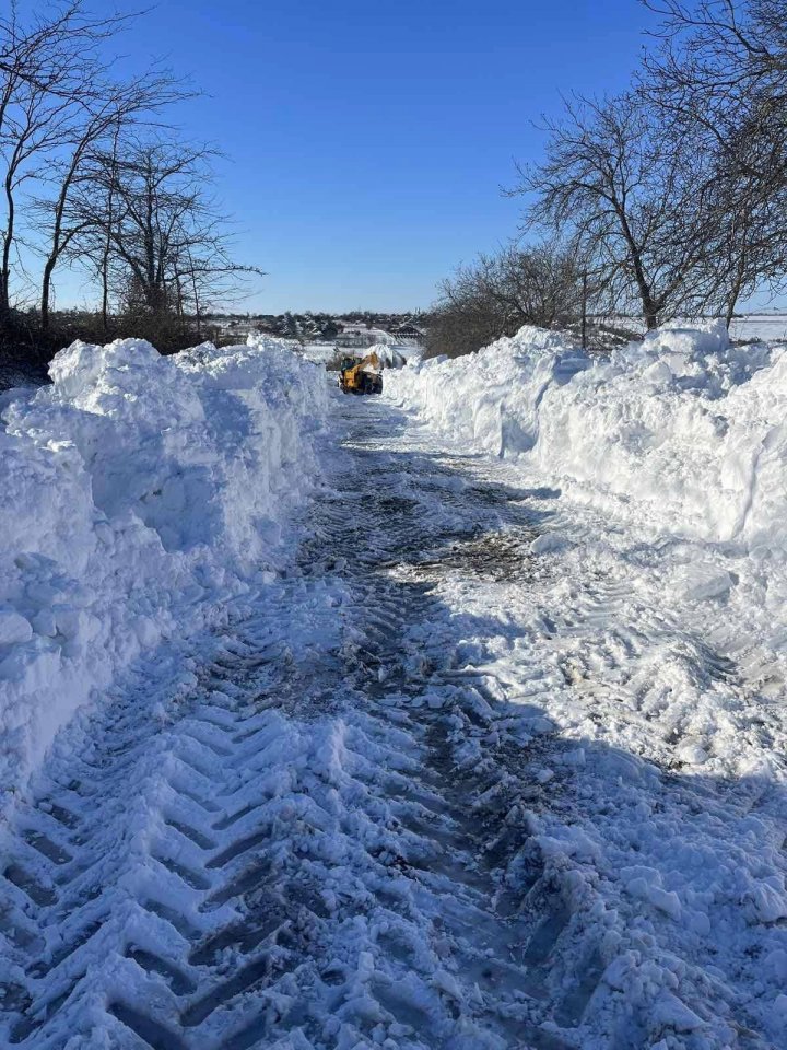 (FOTO) ATENŢIE, şoferi! Traseul Hînceşti-Leova-Cahul-Girgiuleşti, BLOCAT, din cauza zăpezii. Se circulă pe o singură bandă