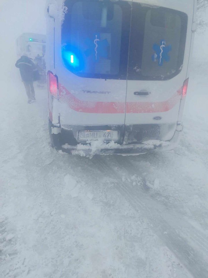 CNAMUP: 23 de ambulanțe, BLOCATE pe traseele ţării, din cauza condiţiilor meteo NEFAVORABILE (FOTO)