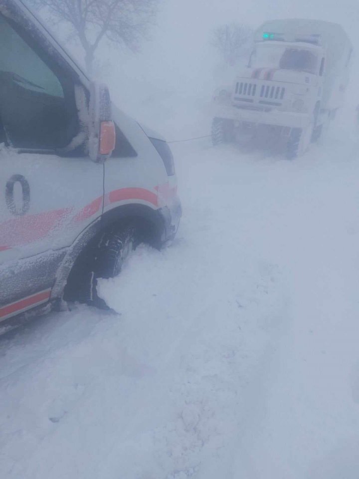 CNAMUP: 23 de ambulanțe, BLOCATE pe traseele ţării, din cauza condiţiilor meteo NEFAVORABILE (FOTO)