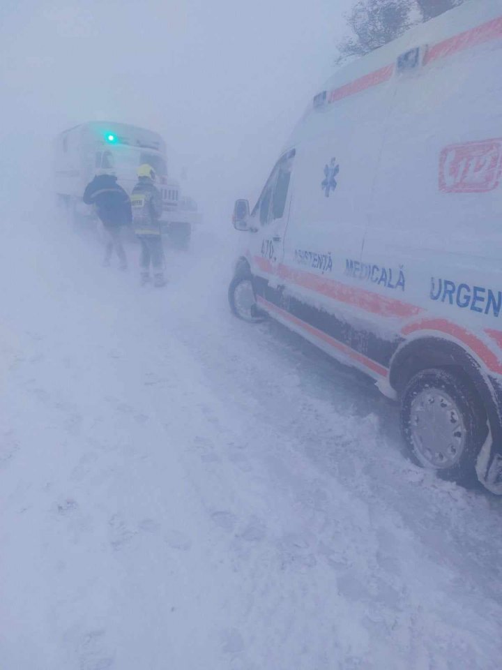 CNAMUP: 23 de ambulanțe, BLOCATE pe traseele ţării, din cauza condiţiilor meteo NEFAVORABILE (FOTO)