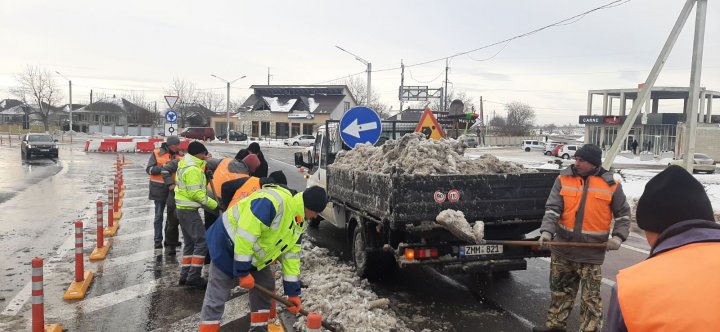 ( FOTO )În Căinari, Criuleni și Ștefan Vodă se circulă cu dificultate, anunţă Administraţia de Stat a Drumurilor