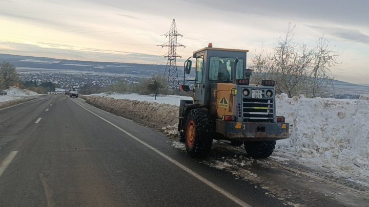 ( FOTO )În Căinari, Criuleni și Ștefan Vodă se circulă cu dificultate, anunţă Administraţia de Stat a Drumurilor