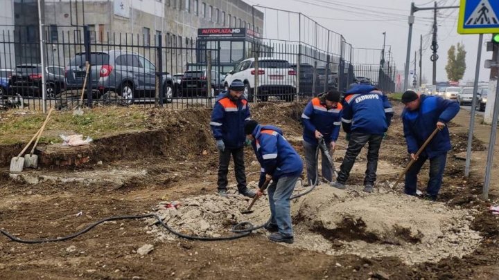 (FOTO) La intersecţia străzilor Socoleni - Calea Orheiului se CONSTRUIEŞTE o bandă suplimentară de virare