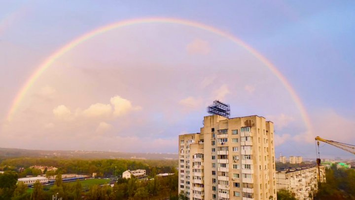 IMAGINI SPECTACULOASE, surprinse în Capitală! Un curcubeu dublu s-a format în toată splendoarea pe cerul înnorat  