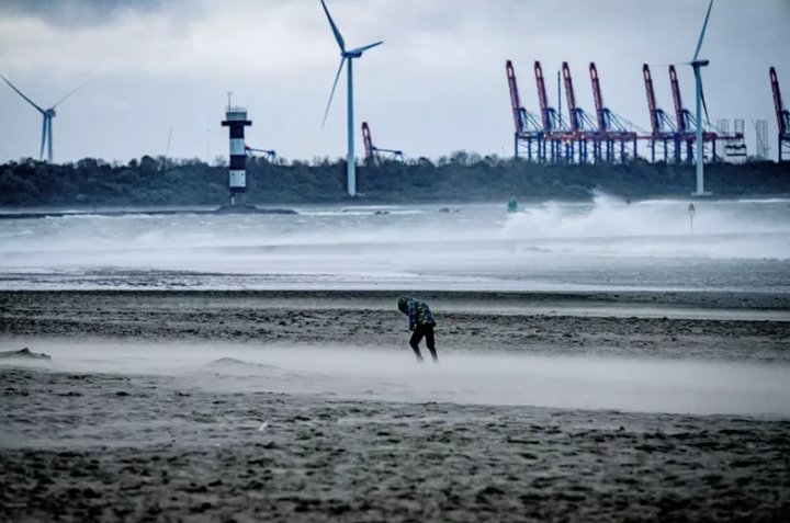 Nord-vestul Europei, lovit de furtuna Ciaran. Cel puțin 7 morți și alte zeci răniți (FOTO)