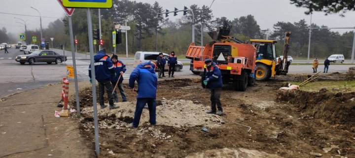 (FOTO) La intersecţia străzilor Socoleni - Calea Orheiului se CONSTRUIEŞTE o bandă suplimentară de virare