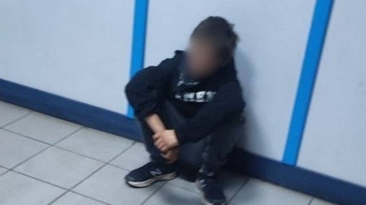 (FOTO) A spart geamul unui automobil și a sustras niște bunuri. Un minor de 15 ani, reţinut de carabinieri