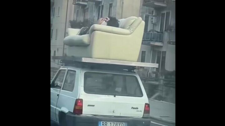 (VIDEO)Tânăr filmat întins pe o canapea pusă pe acoperișul unei mașini, în trafic. Imaginile au devenit virale