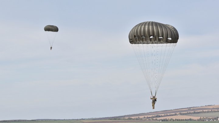 (VIDEO/FOTO) Militari din Armata Naţională şi a SUA, în acţiune pe Aeroportul din Mărculeşti. Un avion NATO a intrat în spaţiul aerian al Moldovei