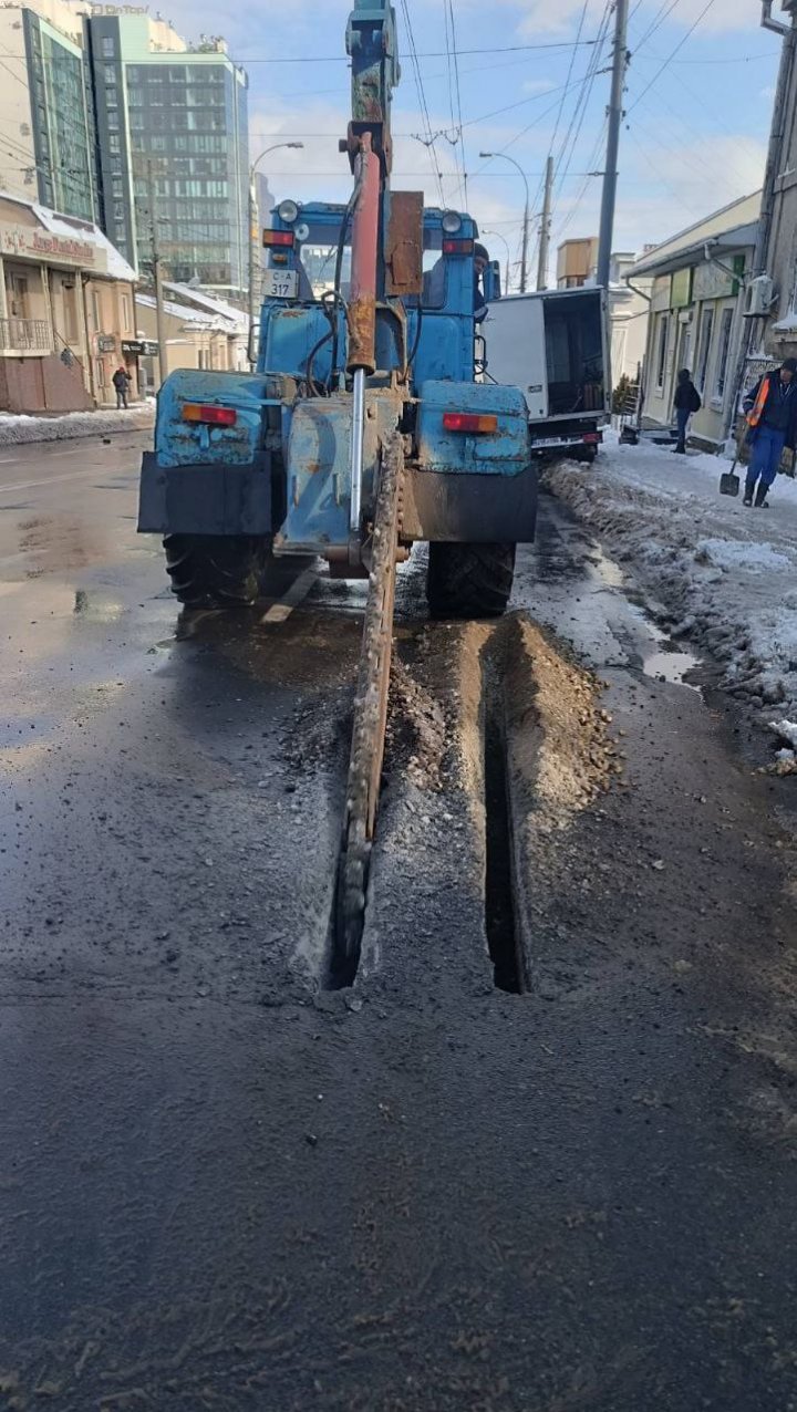 46 de avarii la rețelele de apeduct, înregistrate în Capitală, în weekend (FOTO)