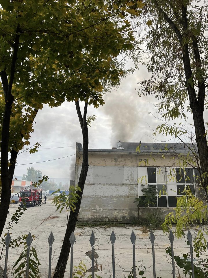 Fum dens în sectorul Ciocana al Capitalei. A izbucnit un incendiu (FOTO/VIDEO)