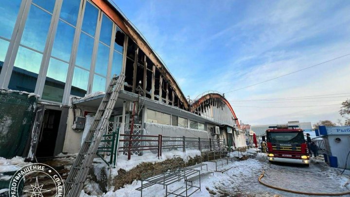 Piaţa centrală din Bender a ars. Au intervenit patru echipaje de pompieri. Care este cauza şi cine a avut de suferit (FOTO/VIDEO)