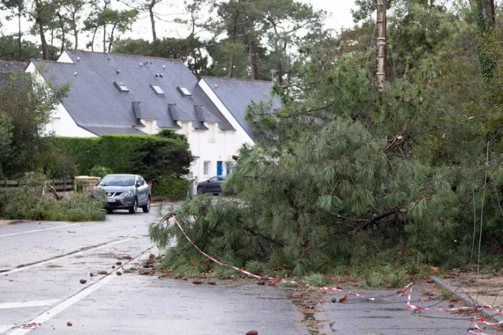 Nord-vestul Europei, lovit de furtuna Ciaran. Cel puțin 7 morți și alte zeci răniți (FOTO)