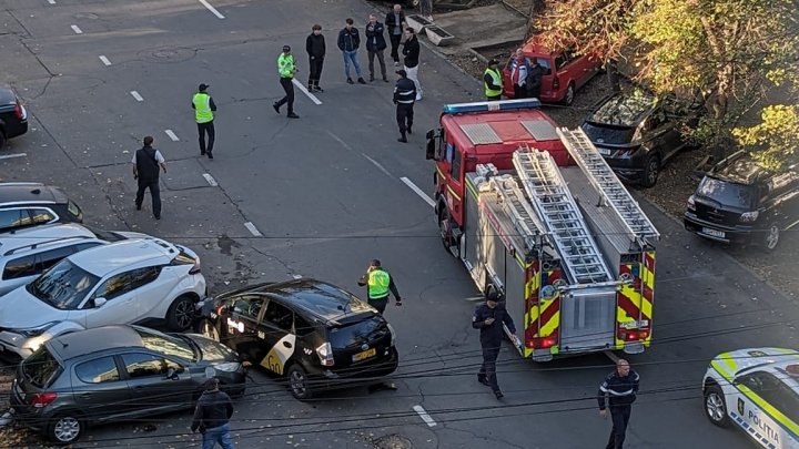 IMPACT VIOLENT! O tânără, lovită în plin de o maşină, în urma unui accident în lanţ în Capitală