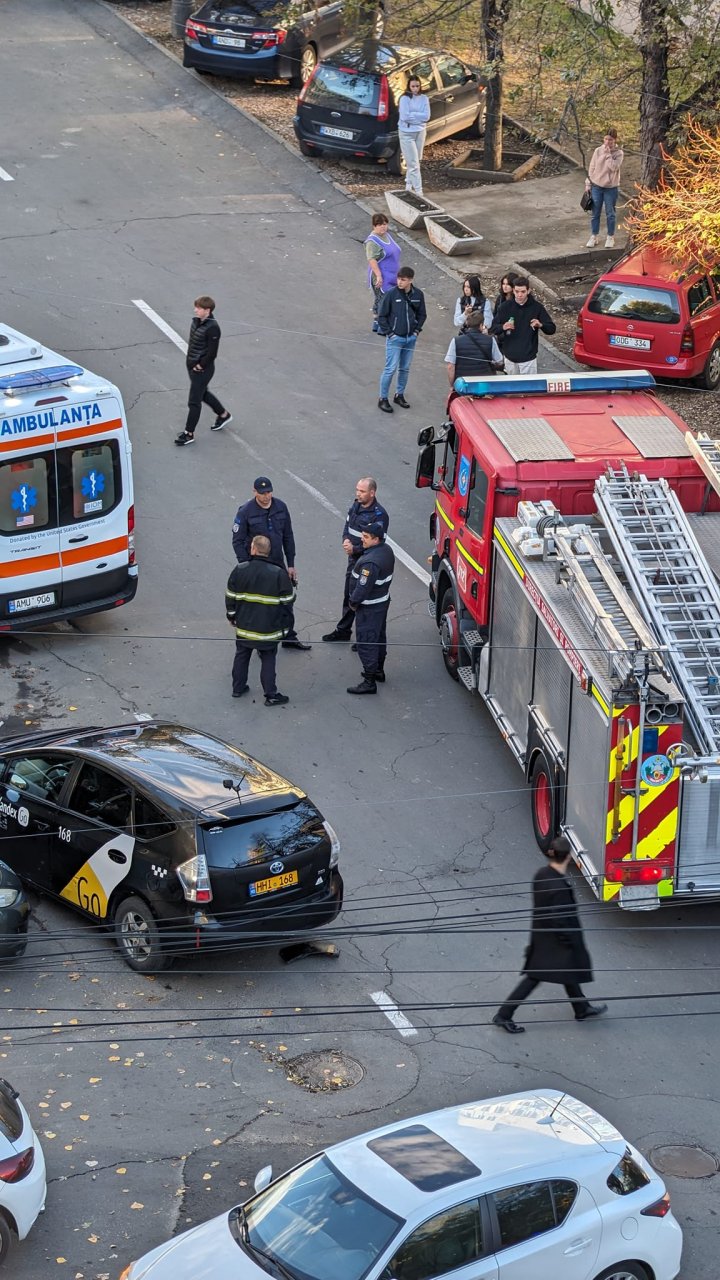 IMPACT VIOLENT! O tânără, lovită în plin de o maşină, în urma unui accident în lanţ în Capitală