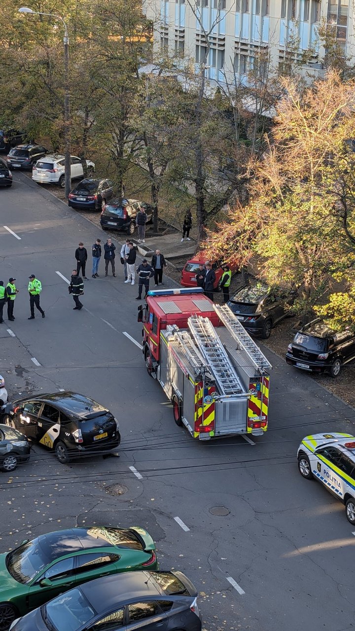 IMPACT VIOLENT! O tânără, lovită în plin de o maşină, în urma unui accident în lanţ în Capitală