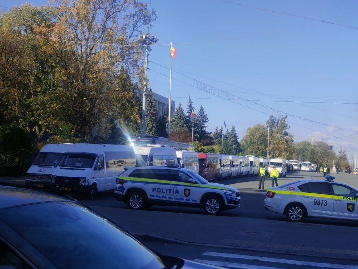 Protest la Guvern. Nemulţumirea care i-a scos în stradă pe circa 200 de transportatori. Reacţia ministrului Spînu