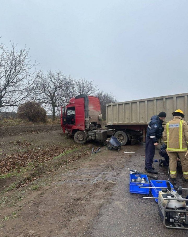 Accident GRAV pe traseul Soroca-Cosăuți. O persoană a decedat, iar alta a fost transportată la spital (FOTO/VIDEO)