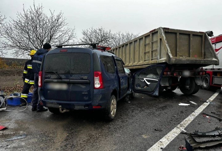 Accident GRAV pe traseul Soroca-Cosăuți. O persoană a decedat, iar alta a fost transportată la spital (FOTO/VIDEO)