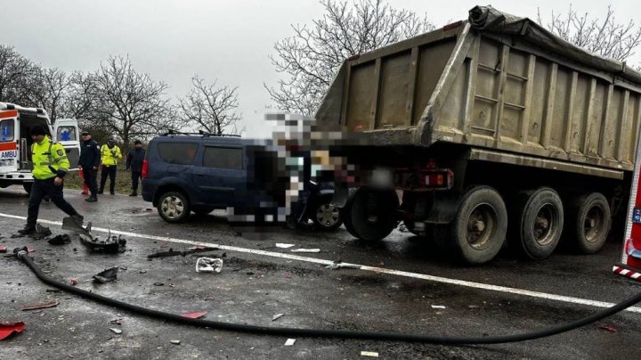 Accident GRAV pe traseul Soroca-Cosăuți. O persoană a decedat, iar alta a fost transportată la spital (FOTO/VIDEO)