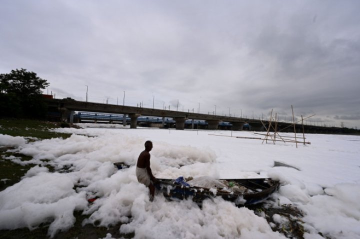 Spuma toxică a acoperit un râu sacru din India. Oamenii se scaldă, se roagă și beau apa otrăvită (FOTO)