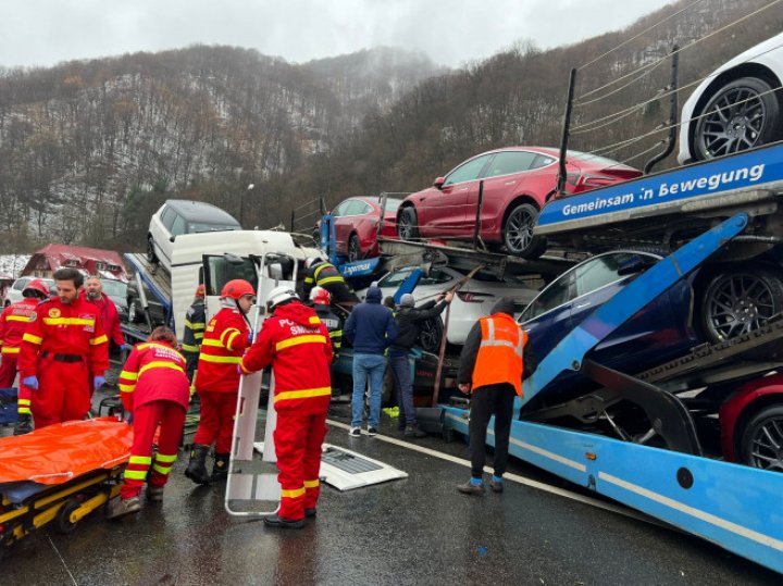 PRĂPĂD pe un drum din România. O platformă auto cu mașini Tesla, spulberată de un camion ce transporta automobile second hand (FOTO)