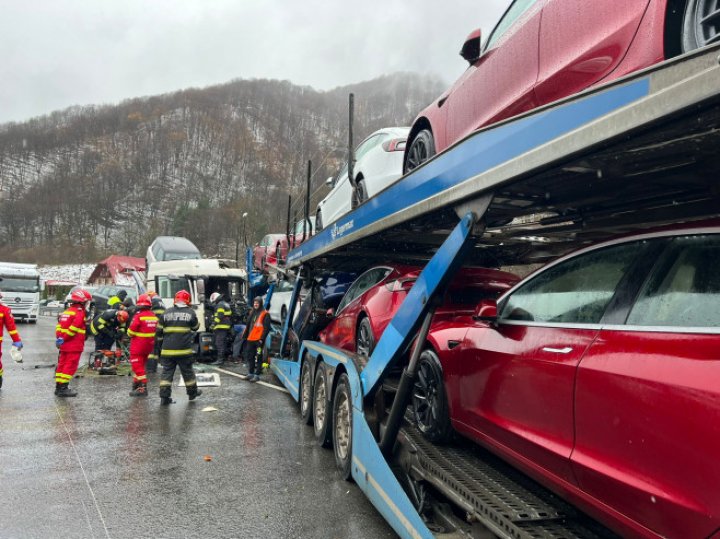 PRĂPĂD pe un drum din România. O platformă auto cu mașini Tesla, spulberată de un camion ce transporta automobile second hand (FOTO)