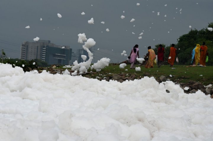 Spuma toxică a acoperit un râu sacru din India. Oamenii se scaldă, se roagă și beau apa otrăvită (FOTO)