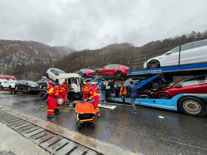 PRĂPĂD pe un drum din România. O platformă auto cu mașini Tesla, spulberată de un camion ce transporta automobile second hand (FOTO)