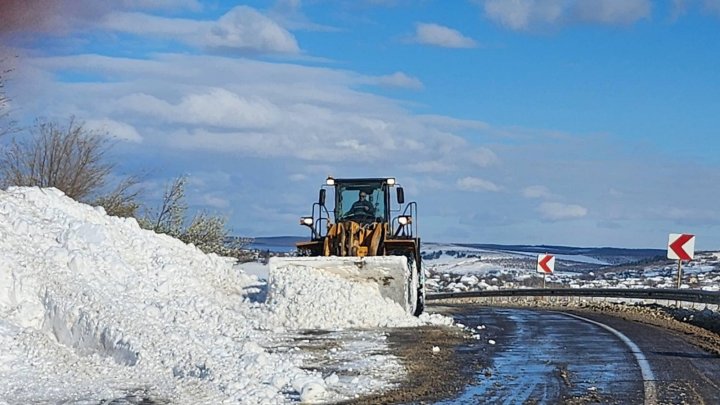 (FOTO) ATENŢIE, şoferi! Traseul Hînceşti-Leova-Cahul-Girgiuleşti, BLOCAT, din cauza zăpezii. Se circulă pe o singură bandă