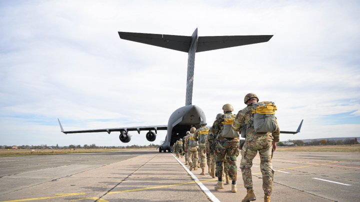 (VIDEO/FOTO) Militari din Armata Naţională şi a SUA, în acţiune pe Aeroportul din Mărculeşti. Un avion NATO a intrat în spaţiul aerian al Moldovei