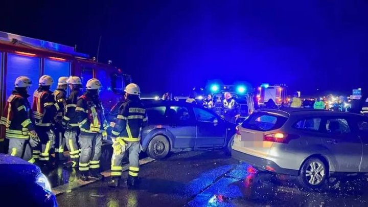 CARAMBOL uriaş pe o autostradă din Germania. 32 de mașini au fost avariate. Cine se face vinovat