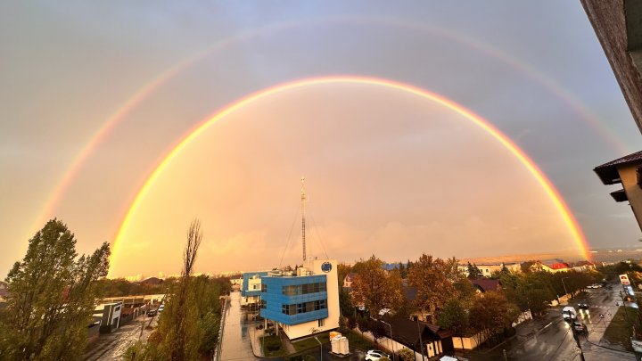 IMAGINI SPECTACULOASE, surprinse în Capitală! Un curcubeu dublu s-a format în toată splendoarea pe cerul înnorat  