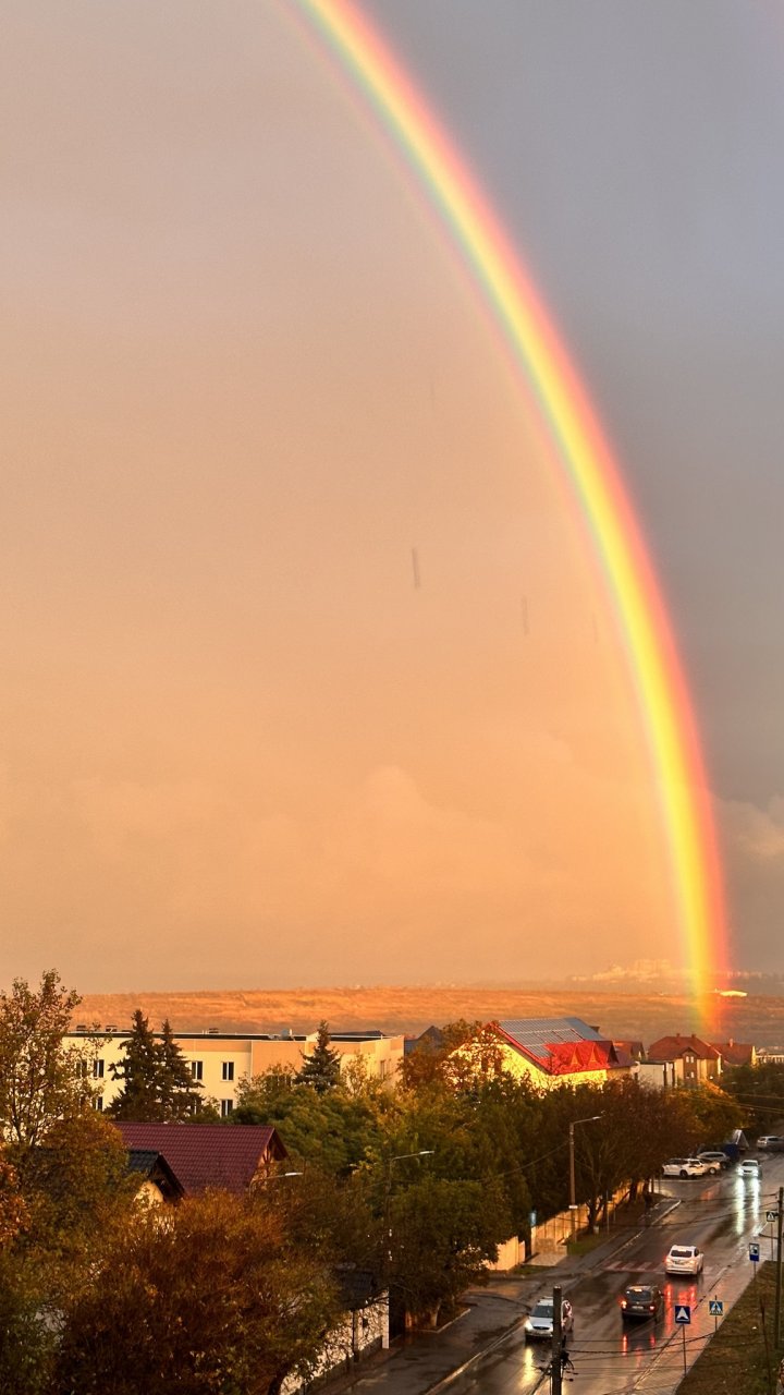 IMAGINI SPECTACULOASE, surprinse în Capitală! Un curcubeu dublu s-a format în toată splendoarea pe cerul înnorat  