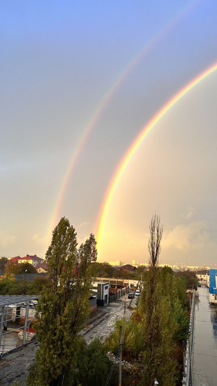 IMAGINI SPECTACULOASE, surprinse în Capitală! Un curcubeu dublu s-a format în toată splendoarea pe cerul înnorat  