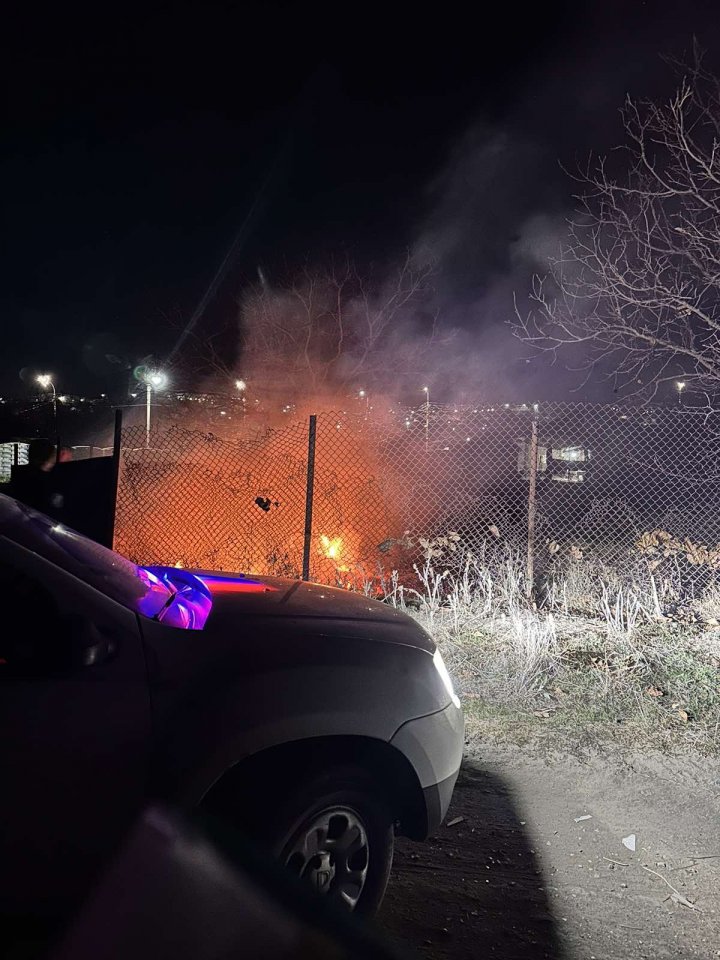 Doi bărbaţi din Hânceşti riscă să fie amendaţi pentru arderea ilegală a deşeurilor (FOTO)