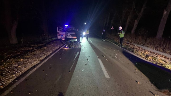 GRAV ACCIDENT la Străşeni. Un copil de 15 ani a murit, iar altul a ajuns la spital după ce s-au izbit cu motocicleta de un cal mort